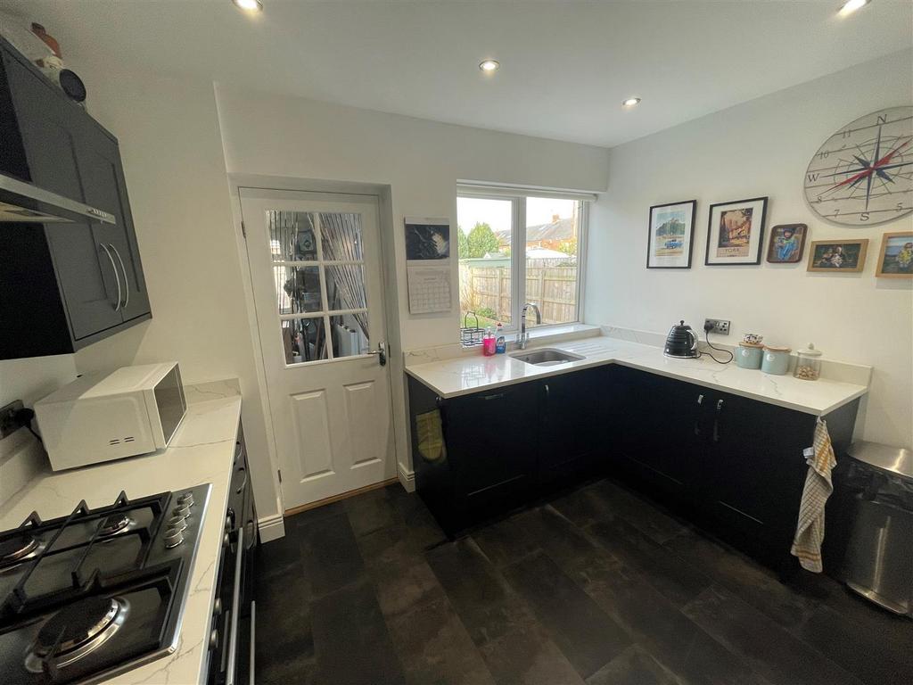 Kitchen 2.jpg