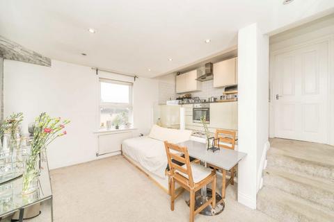 2 bedroom flat for sale, Chatsworth Gardens, London W3