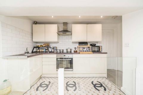 2 bedroom flat for sale, Chatsworth Gardens, London W3