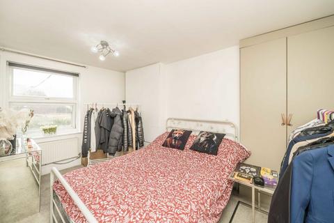 2 bedroom flat for sale, Chatsworth Gardens, London W3