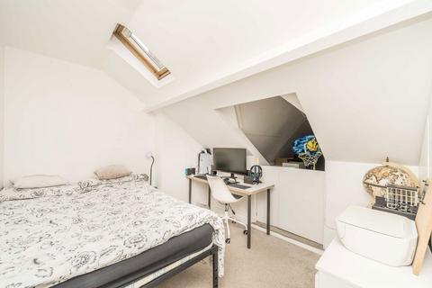 2 bedroom flat for sale, Chatsworth Gardens, London W3