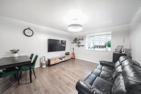 2 bedroom flat to rent, Burnham Gardens, Croydon