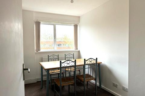 3 bedroom flat for sale, Copley Close, London W7