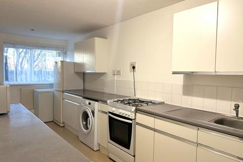 3 bedroom flat for sale, Copley Close, London W7