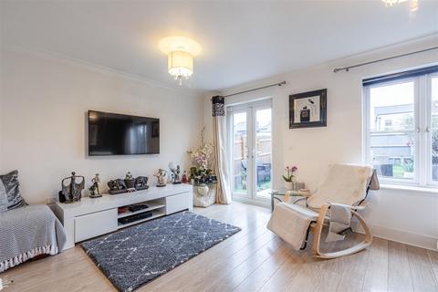 3 bedroom end of terrace house for sale, Kings Gate, Addlestone