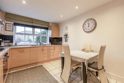 3 bedroom end of terrace house for sale, Kings Gate, Addlestone