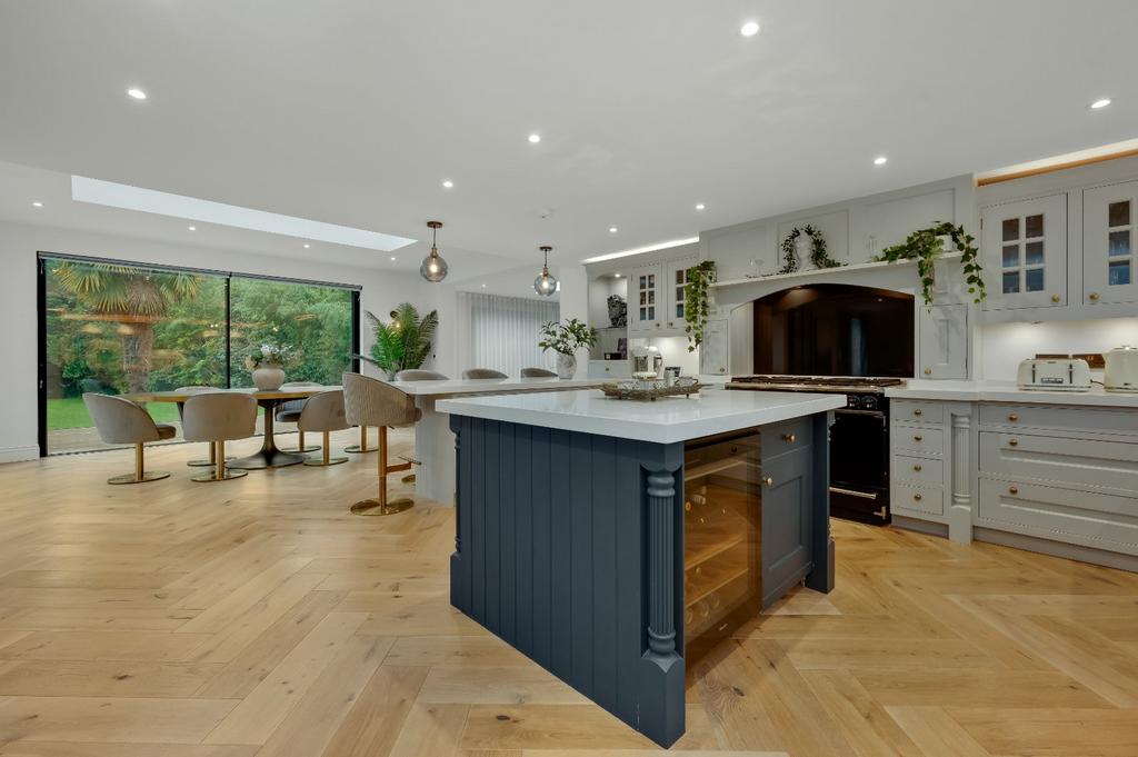 Kitchen/B'fast Room