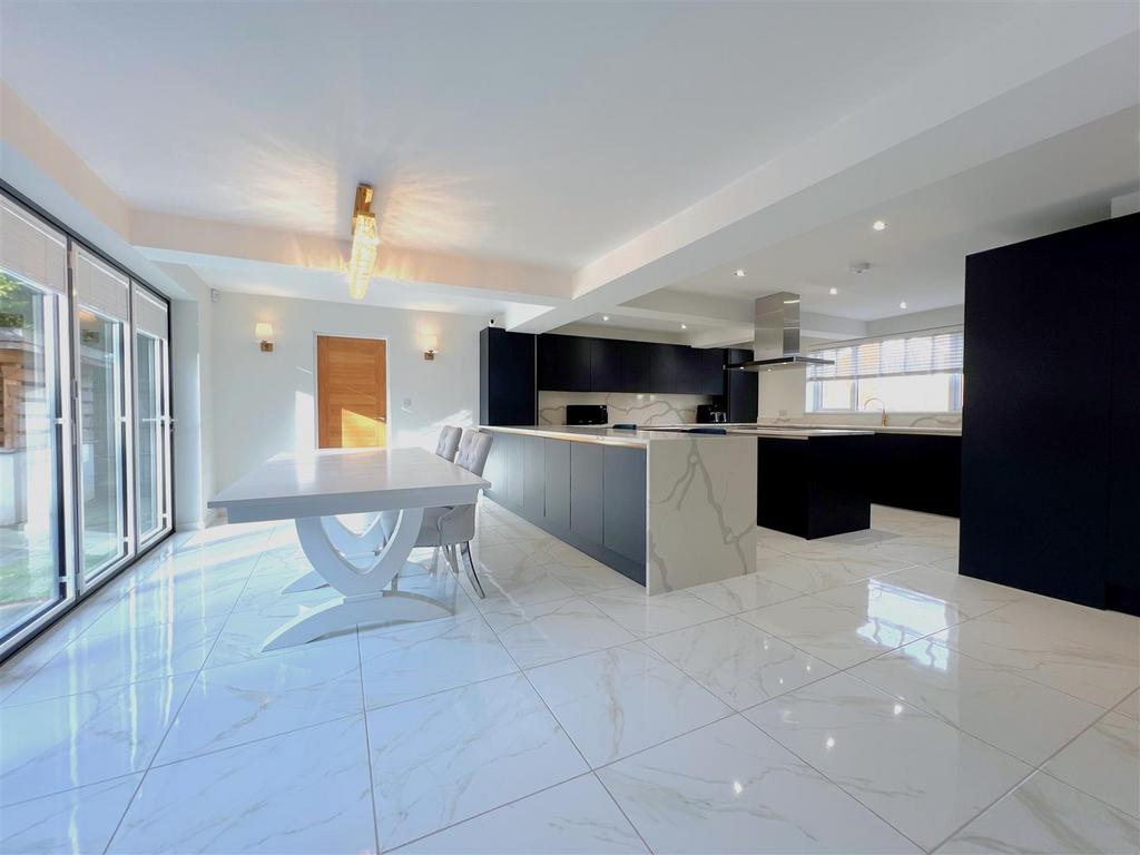 Kitchen 2.jpg