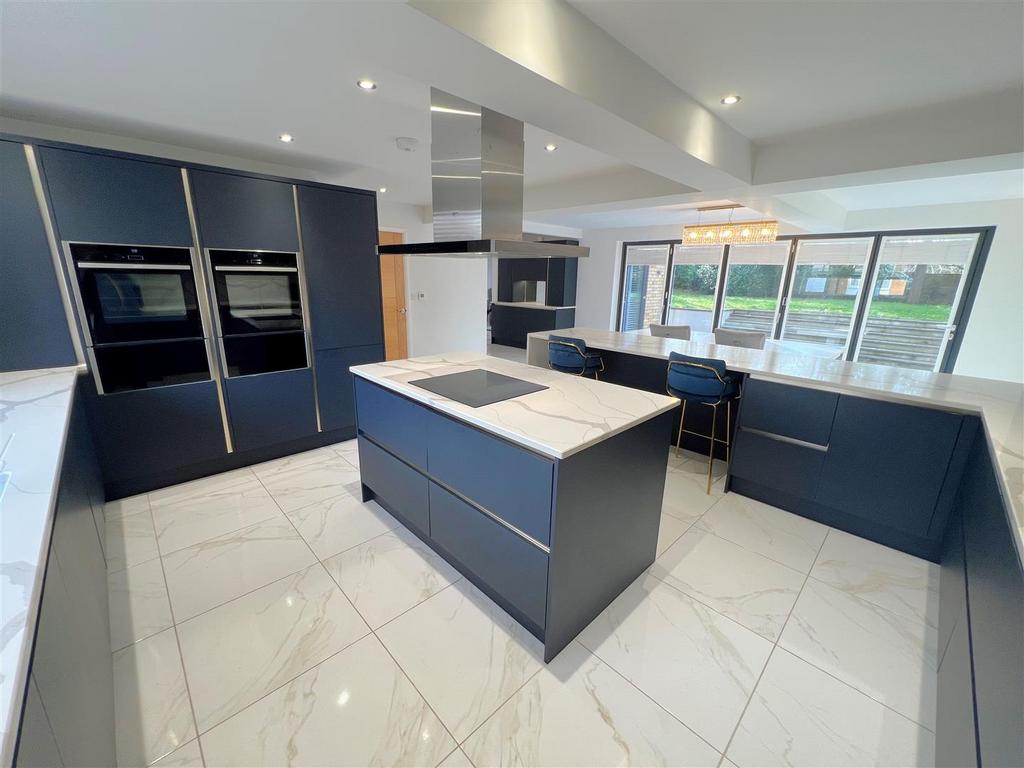 Kitchen dining.jpg