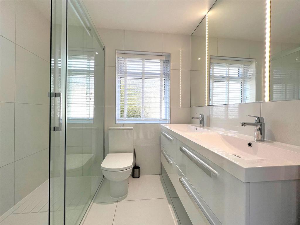 Bed 1 ensuite 1.jpg