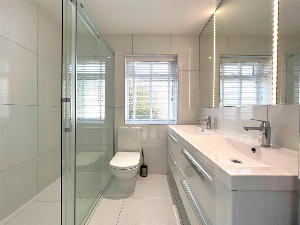 Bed 1 ensuite.jpg