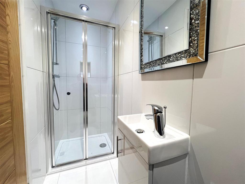 Bed 2 ensuite.jpg