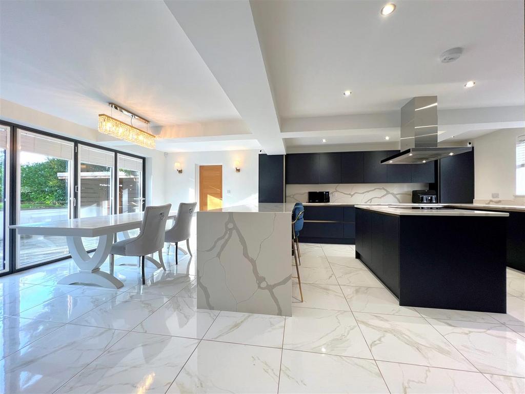 Kitchen 1.jpg