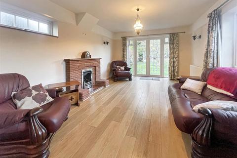 2 bedroom detached bungalow for sale, The Hamlet, Gallowstree Common Reading RG4