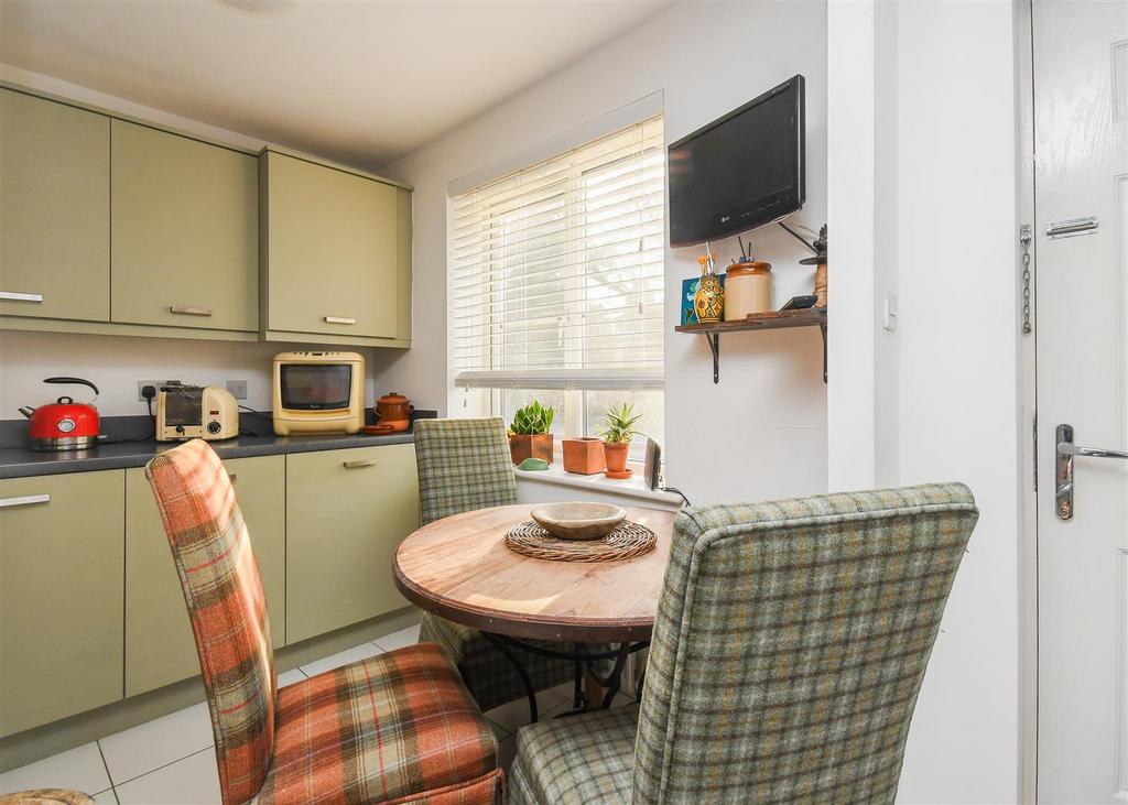24 Lloyd Grove - Breakfast Kitchen.jpg
