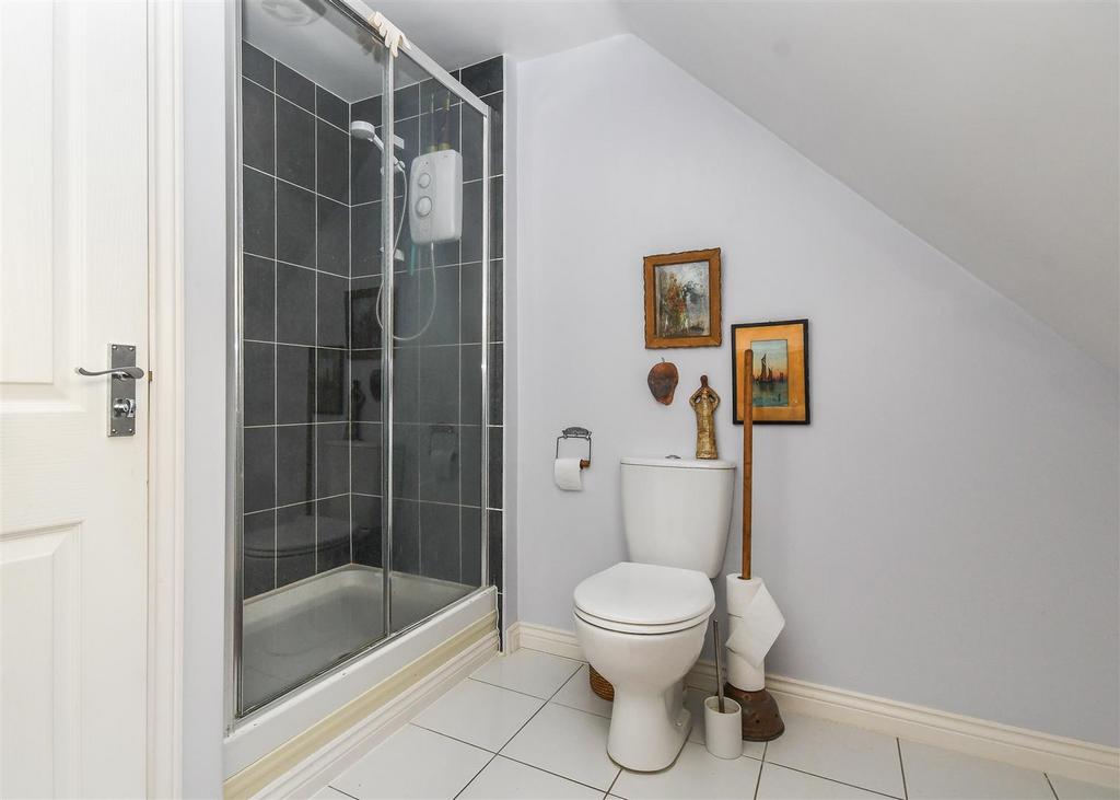 24 Lloyd Grove - En-Suite Shower Room.jpg