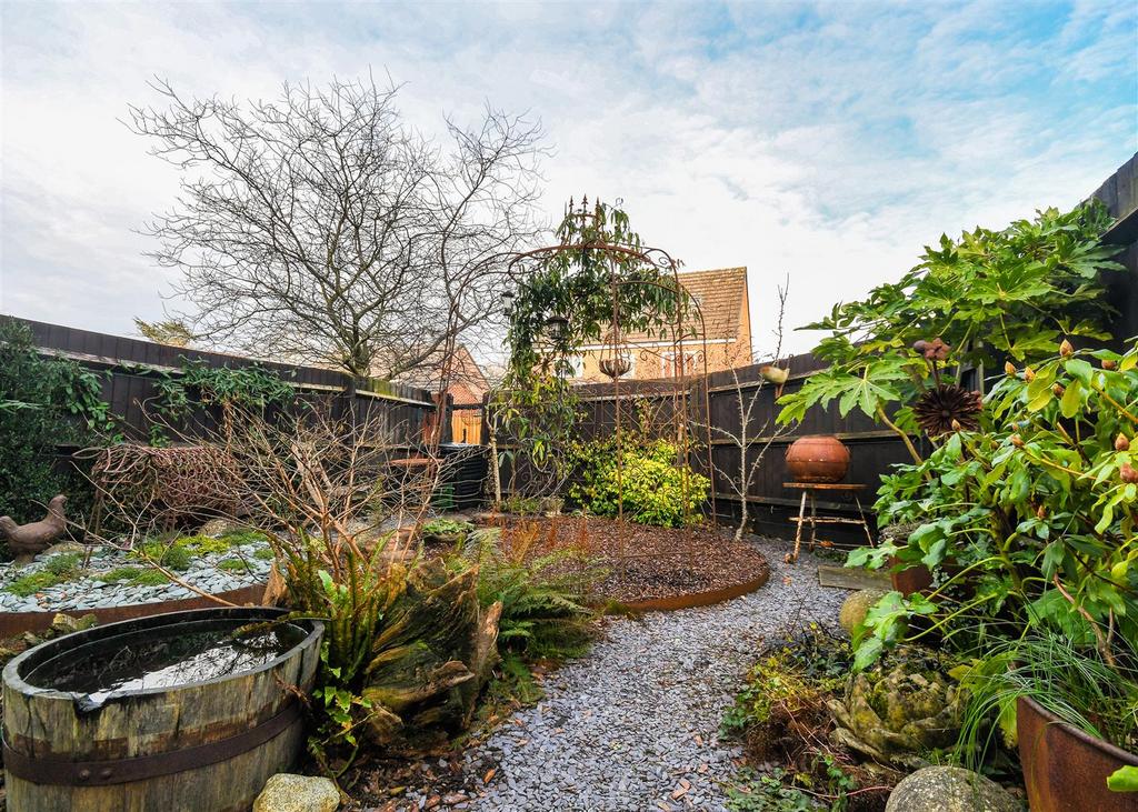 24 Lloyd Grove - Garden.jpg