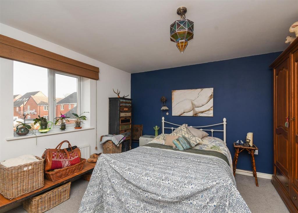24 Lloyd Grove - Bedroom 2.jpg