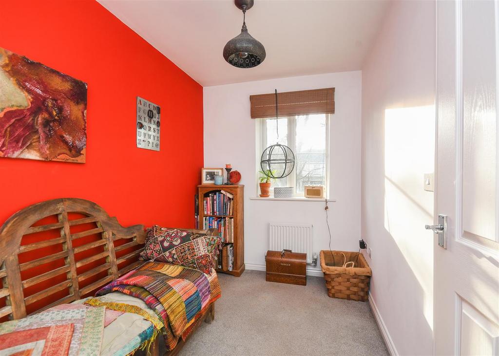 24 Lloyd Grove - Bedroom 3.jpg