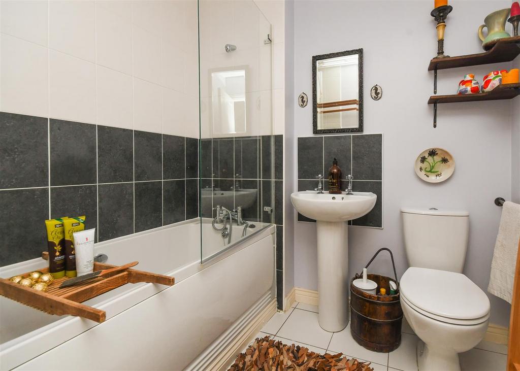24 Lloyd Grove - Bathroom.jpg