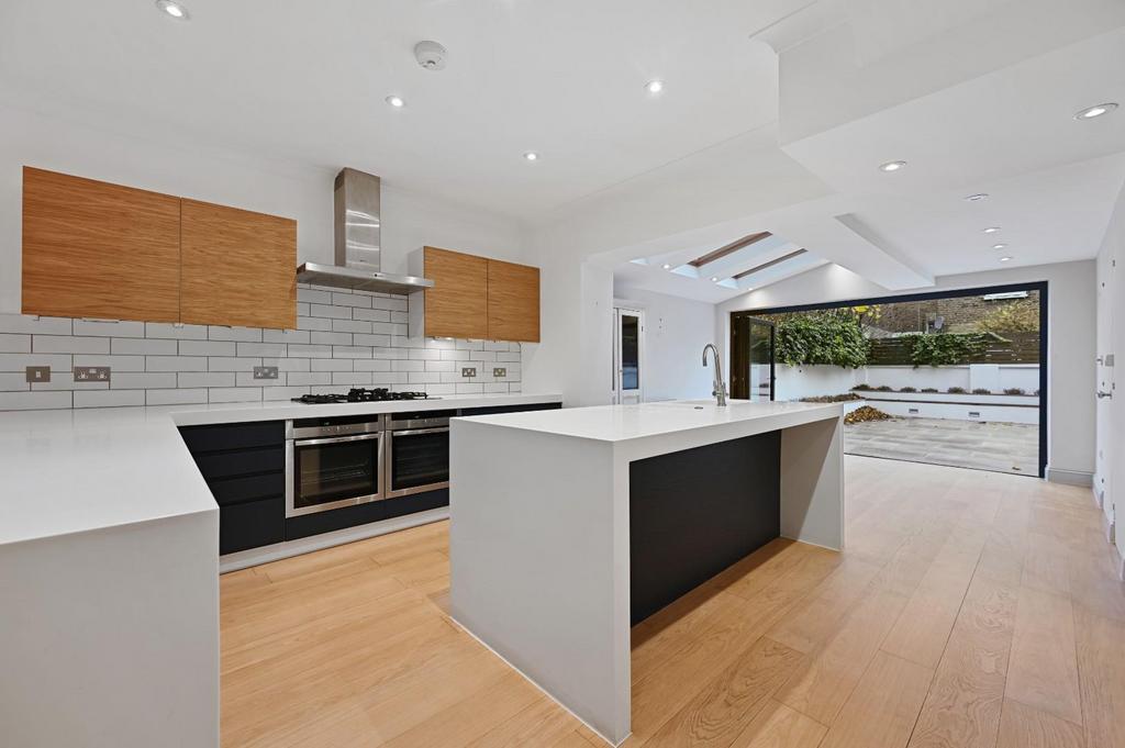St Stephens Avenue - Kitchen B3 (1).JPG