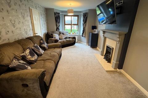 4 bedroom detached house to rent, West End Drive, Cleckheaton