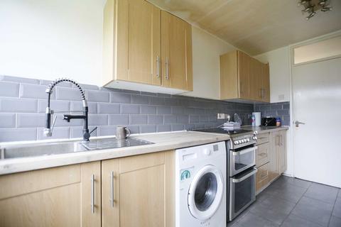 2 bedroom flat to rent, Brading Crescent, London, E11