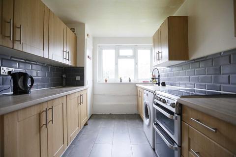 2 bedroom flat to rent, Brading Crescent, London, E11