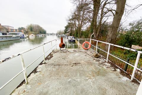 1 bedroom houseboat for sale, Platts Eyot, Hampton TW12