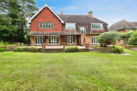 5 bedroom detached house to rent, Dukes Wood Drive, Gerrards Cross SL9