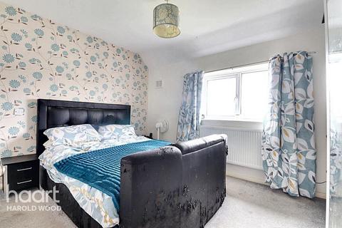 234 Straight Road, Harold Hill, Romford, RM3 8XT
