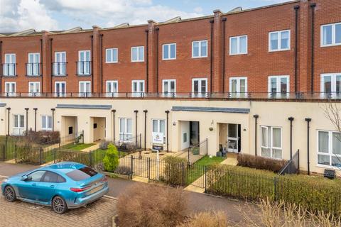 5 bedroom townhouse for sale, Nicholas Charles Crescent, Aylesbury HP18