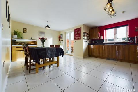 5 bedroom townhouse for sale, Nicholas Charles Crescent, Aylesbury HP18