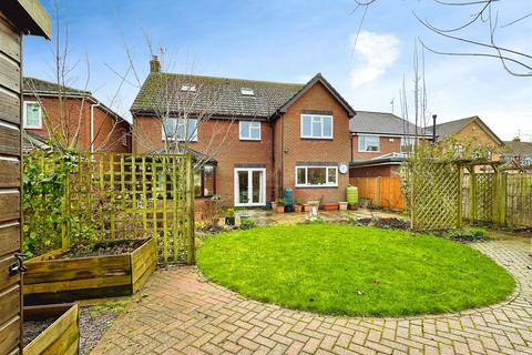 6 Holt Gardens, Studley, B80 7NU