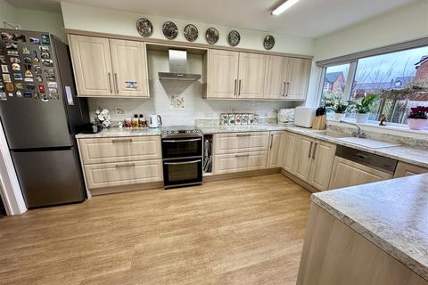 6 Holt Gardens, Studley, B80 7NU