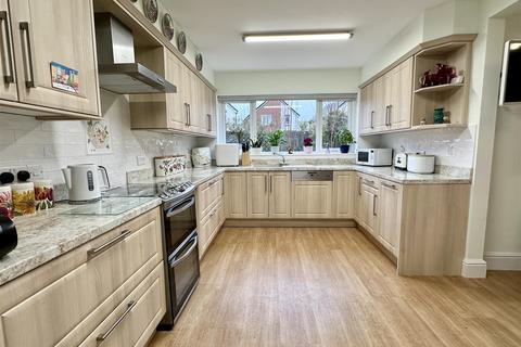 6 Holt Gardens, Studley, B80 7NU