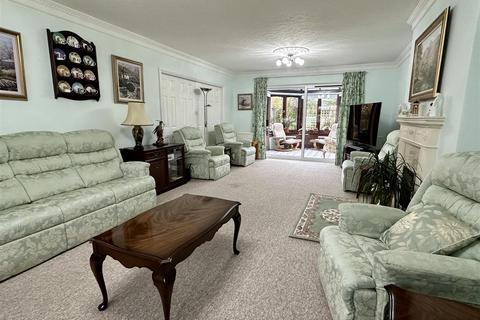 6 Holt Gardens, Studley, B80 7NU