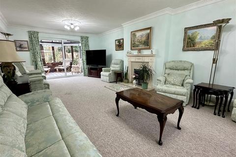 6 Holt Gardens, Studley, B80 7NU