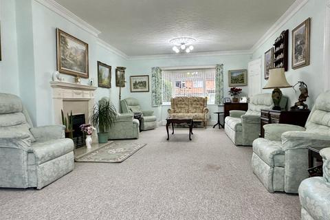 6 Holt Gardens, Studley, B80 7NU