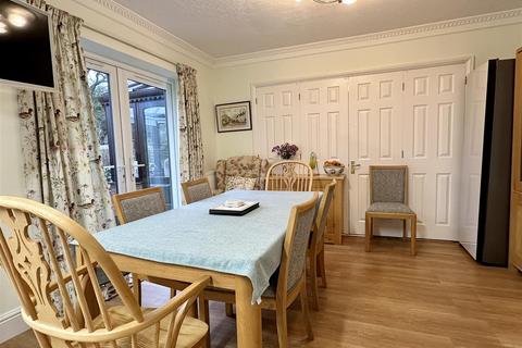 6 Holt Gardens, Studley, B80 7NU