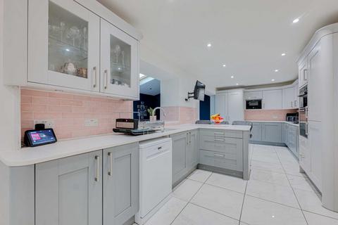 4 bedroom detached house for sale, Little Wakering Road, Southend-on-sea, SS3