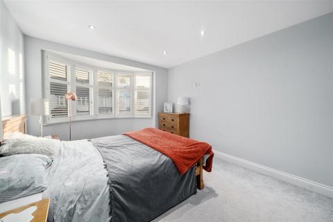 11 Meadow Close, London, SW20 9JB