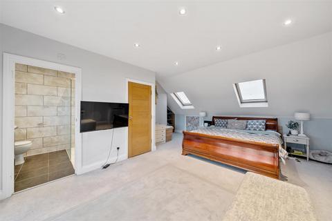11 Meadow Close, London, SW20 9JB