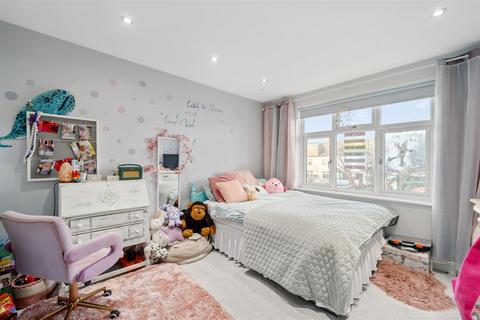 11 Meadow Close, London, SW20 9JB