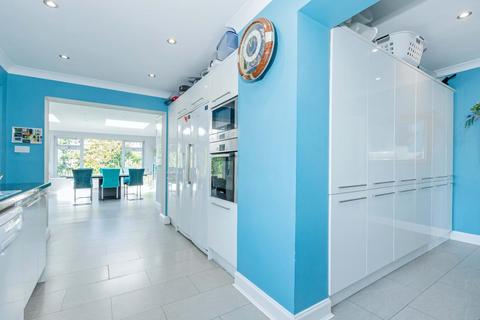 19 Abbots Way, Lancing, BN15 9DH