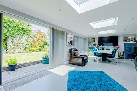 19 Abbots Way, Lancing, BN15 9DH