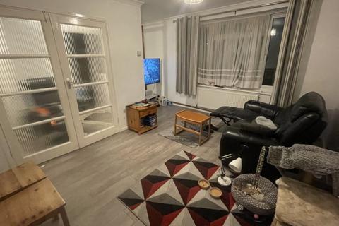 2 bedroom flat to rent, First Avenue, Enfield