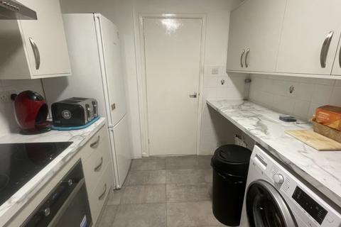 2 bedroom flat to rent, First Avenue, Enfield