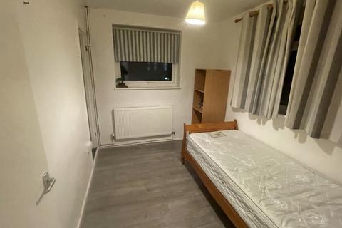 2 bedroom flat to rent, First Avenue, Enfield