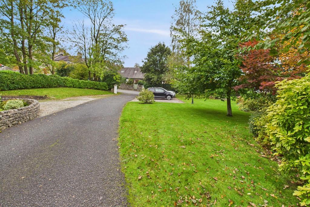 Wood Close Gardens Driveway